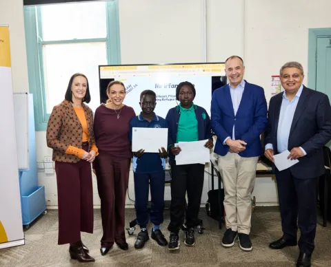 Sarah Witty MP, Dr Anne Aly MP, SSI's Board Chair Peter Van Vliet, and Usman Khawaja Foundation representative with Melbourne students receiving scholarships