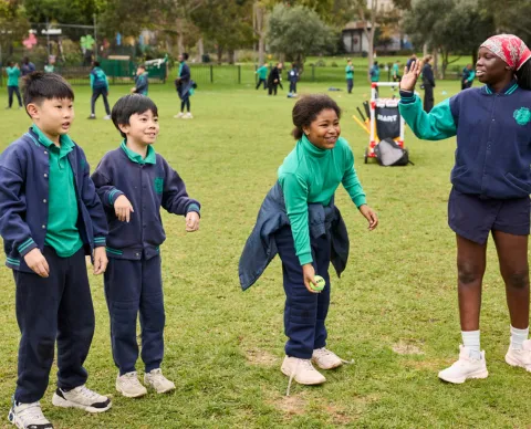Former Australian cricketer teaching Melbourne school students sport at Refugee Week event